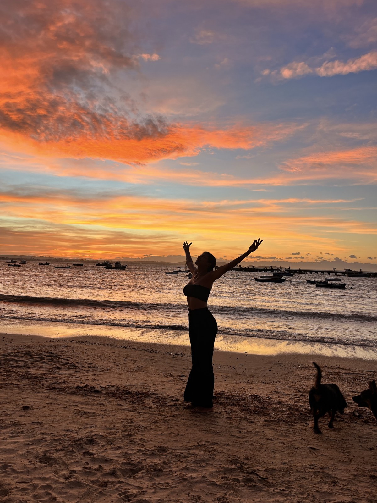 Maga al atardecer en la playa de Búzios, brazos abiertos